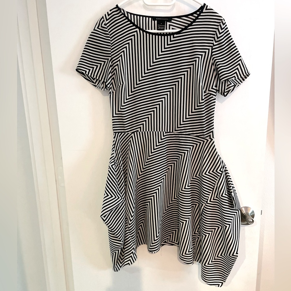 BCBGMAXAZRIA dress size medium unique